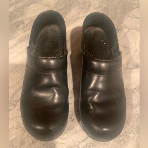 Dansko Women’s clogs. Oiled black. Size 39.